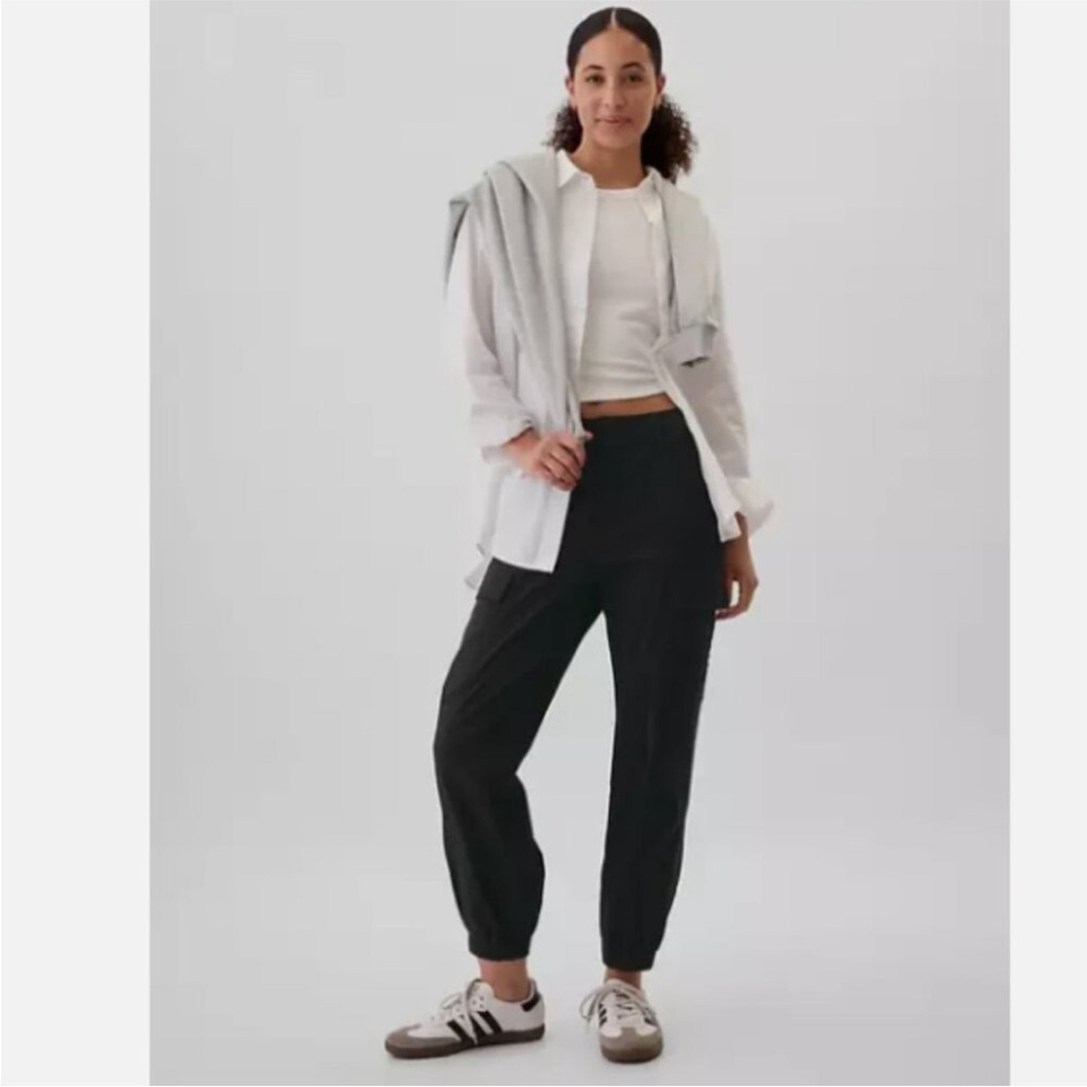 NWT! GAP Black Mid Rise Downtown Khaki Cargo Joggers #617935 🩷